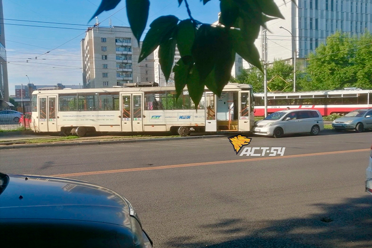 Сошел с рельсов и протаранил авто трамвай в Центральном районе Новосибирска