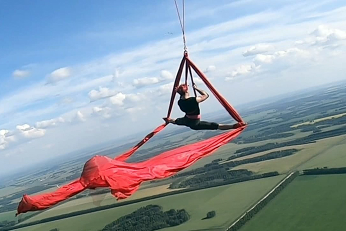 Воздушная гимнастка пролетела на высоте 800 метров под Новосибирском 