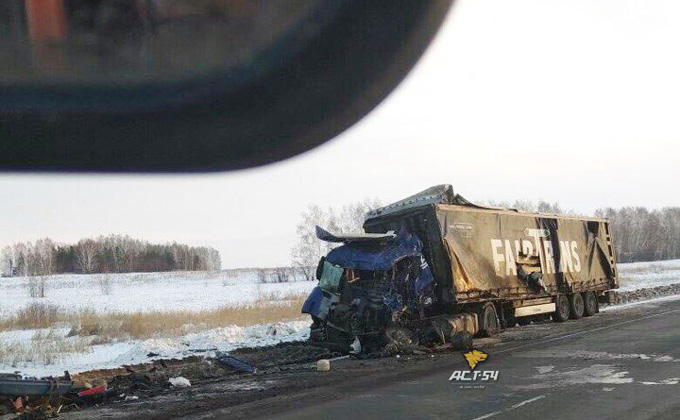 Лобовое столкновение Volvo и Scania парализовало движение под Новосибирском