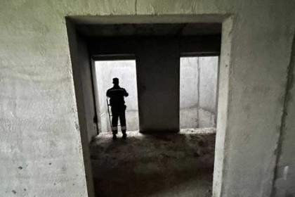 СКР расследует гибель рабочего в шахте лифта в Новосибирске