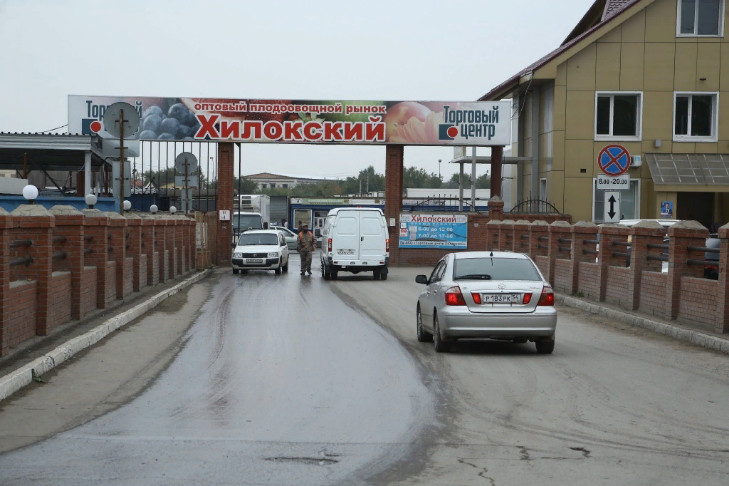Миллионы рублей у рыночных торговцев вымогали в Новосибирске