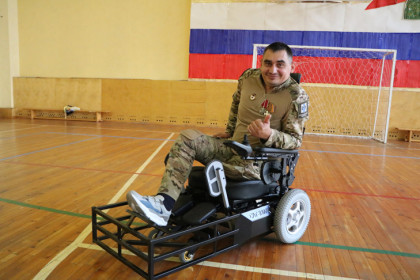 Новосибирскому герою СВО вручили электроколяску для занятий футболом