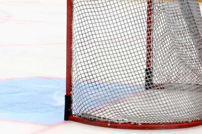 Сибиряка жестоко избили на скамейке запасных в хоккейной коробке 