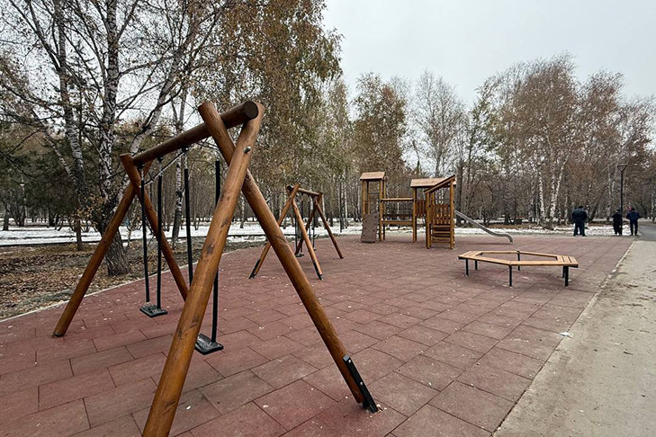 В новосибирском сквере Сибиряков-Гвардейцев установили новый детский городок