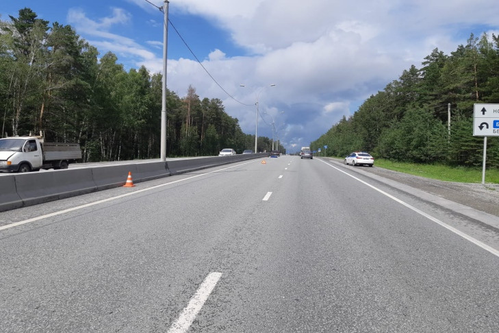Водитель мотоцикла без прав и шлема погиб на Бердском шоссе