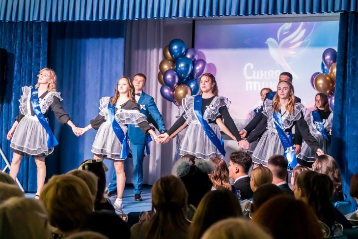 Первые последние звонки 2025 прозвучали в школах Новосибирска