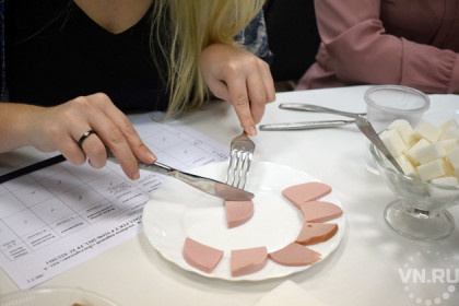 В популярной у новосибирцев колбасе нашли запрещенные ингредиенты 