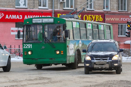 Новосибирцы заплатили за проезд 450 рублей в троллейбусе №8