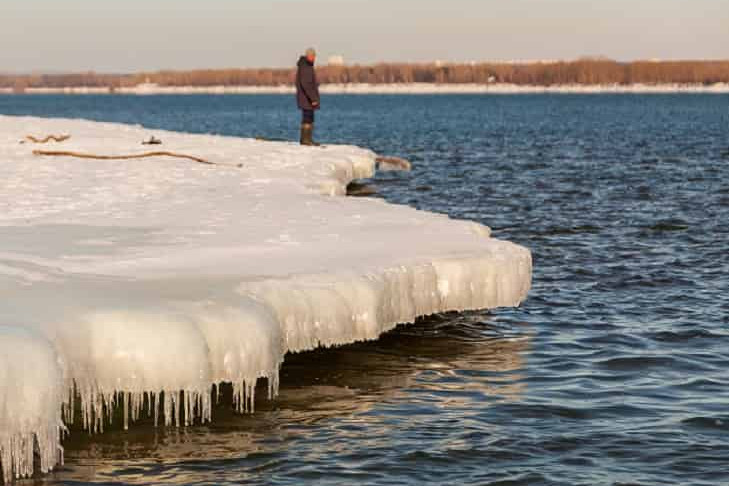 В Новосибирске пять экстремалов проплыли на льдине по Оби