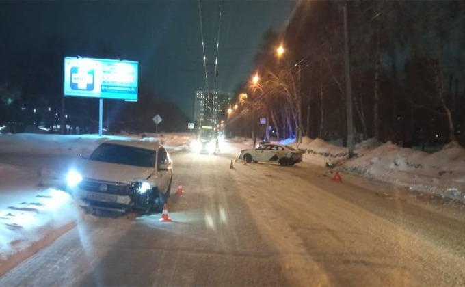 Два такси столкнулись в Новосибирске: выбило колесо и пострадал мальчик