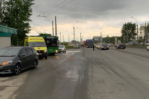 Обиженный водитель сбил двух пешеходов в Новосибирске