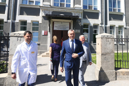 Андрей Травников одобрил план капремонта помещений детской больницы