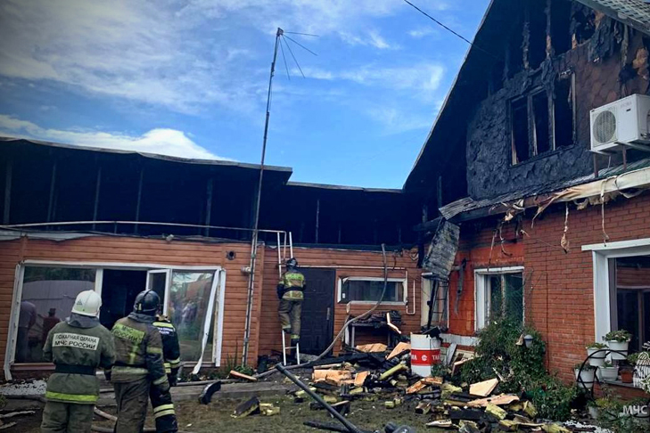 Девочка 11 лет оказалась заперта в горящем доме в Бердске