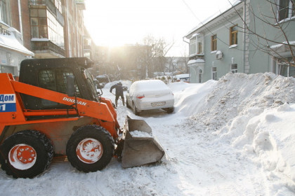 Снег убирают в режиме чрезвычайной ситуации с улиц в центре Новосибирска