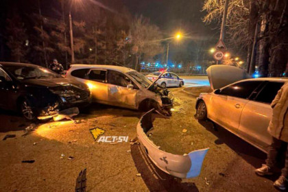 Пьяный водитель спровоцировал массовое ДТП на Петухова в Новосибирске