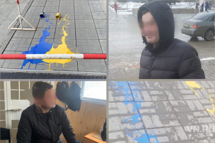 Вандал облил желто-синей краской мэрию Новосибирска