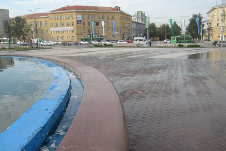 Фонтан затопил площадь Пименова в Новосибирске