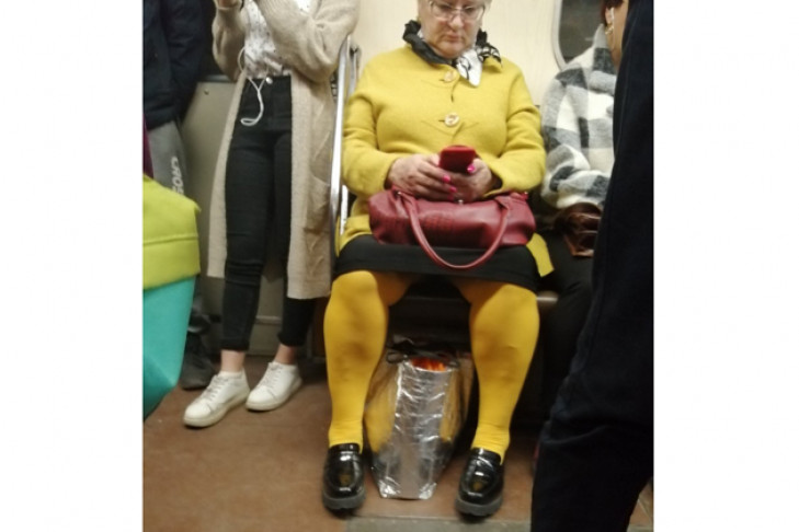 Бабушка в ярких колготках заставила улыбнуться пассажиров метро | VN.RU