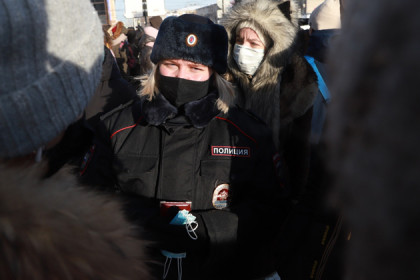 В Новосибирске полицейские раздают маски участникам незаконной акции 