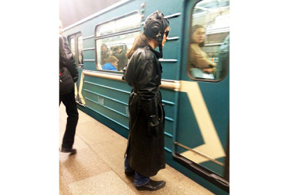 Брутальный рокер в кожаном шлеме привел в трепет пассажирок метро
