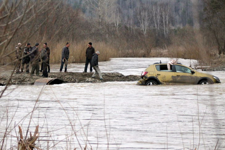 Иномарка с четырьмя девушками утонула в Новосибирской области