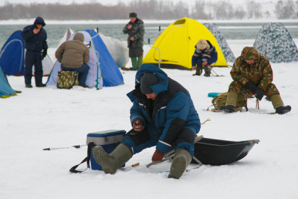 Опасный лед подстерегает новосибирских рыбаков
