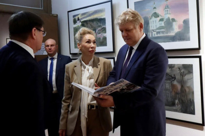 Полпред Анатолий Серышев посетил выставку «Сны Сибири» в Новосибирске