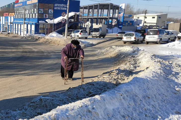 Фото бабушки на ходунках стало символом уборки снега в Новосибирске 