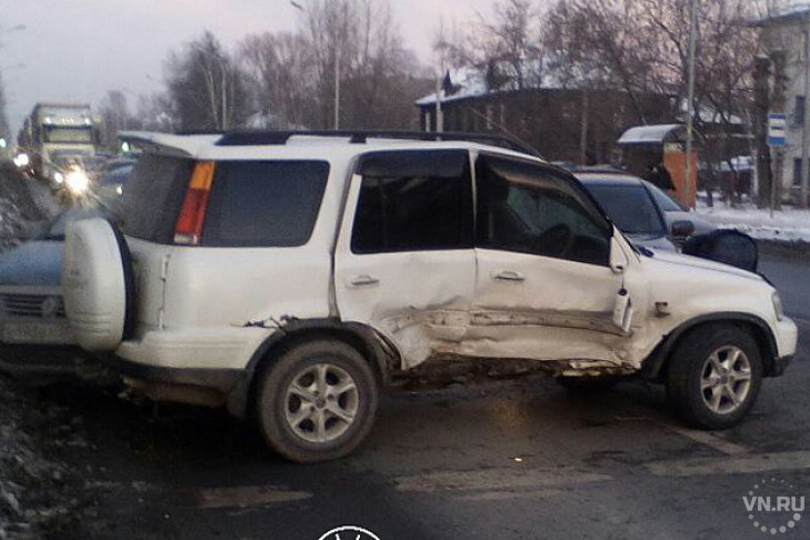 Беспечный водитель Honda устроил завал на улице Никитина
