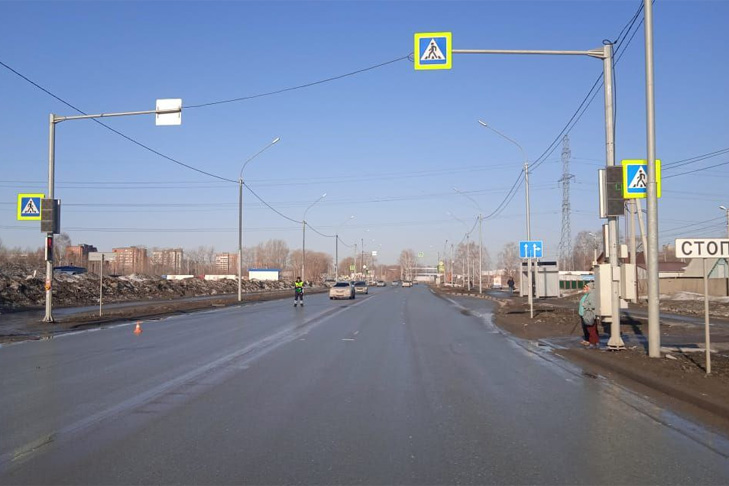 Женщину с ребенком сбил на переходе водитель в Новосибирске