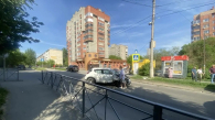 Автомобиль врезался в световую опору на улице Народной в Новосибирске