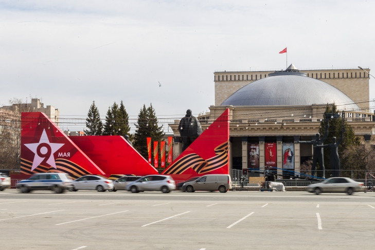 Триколор на Знамя Победы поменяли над куполом НОВАТа в Новосибирске