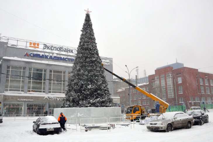 Завершен монтаж главной новогодней елки в центре Новосибирска
