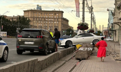 Влетела на бордюр и повисла: «Тойота» попала в странное ДТП в Новосибирске