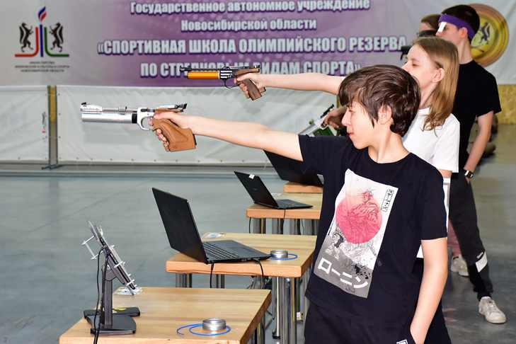 Школьники с оружием: в Новосибирске проходят соревнования памяти Дмитрия Бакурова