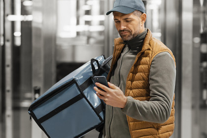 В Новосибирской области спрос на курьеров на частичную занятость в 2025 году вырос более чем в 1,5 раза