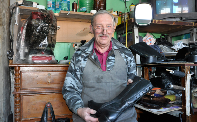 Треть века ремонтирует обувь старейший сапожник Сузуна