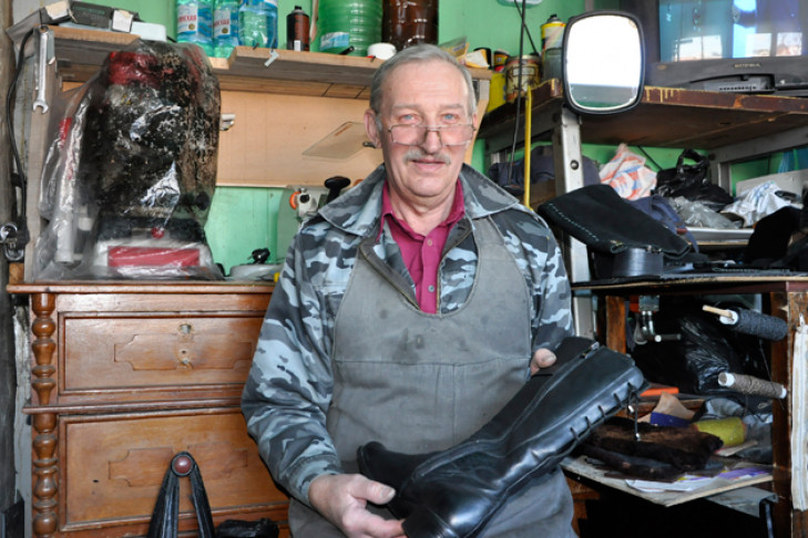 Треть века ремонтирует обувь старейший сапожник Сузуна