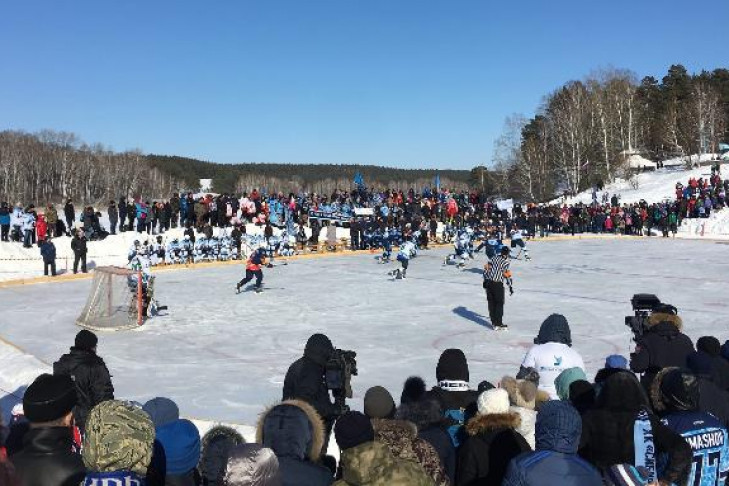 Матч хоккейной «Сибири» начался на льду реки Орда