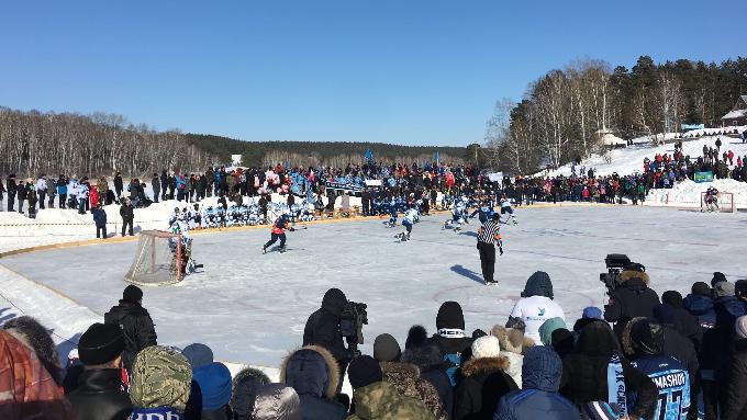 Матч хоккейной «Сибири» начался на льду реки Орда