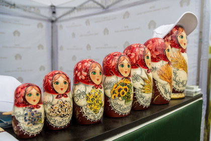 От мордовского костюма до гоночного комбинезона: каких матрешек продают в Новосибирске к 24 октября