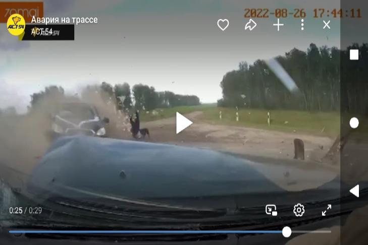 Жених вылетел из свадебного автомобиля в ДТП под Новосибирском