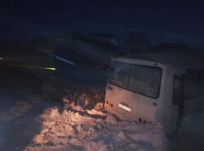 Водитель погиб, 9 пассажиров в больнице: автобус врезался в грузовик в Черепановском районе