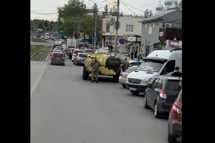 Бронетранспортер устроил ДТП с Toyota и ГАЗелью в Новосибирске