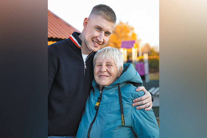 Герой России Михаил Петелин навестил бабушку в Купино под Новосибирском