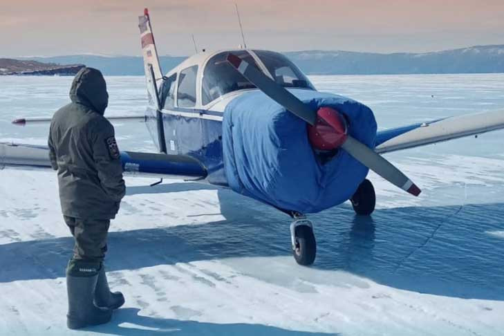Новосибирцев на частном самолете засекли на льду Байкала – обед не удался