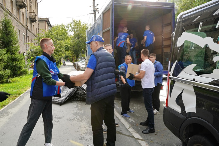 Более 10 тонн гуманитарного груза из Новосибирска в Курскую область отправила «Единая Россия»