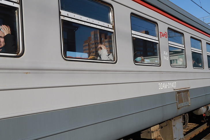 Выбрать до 1 октября: бесплатный проезд в электричке или денежную выплату могут получать ветераны труда и труженики тыла региона