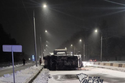 Водитель мусоровоза пострадал в Новосибирске после ДТП у крематория