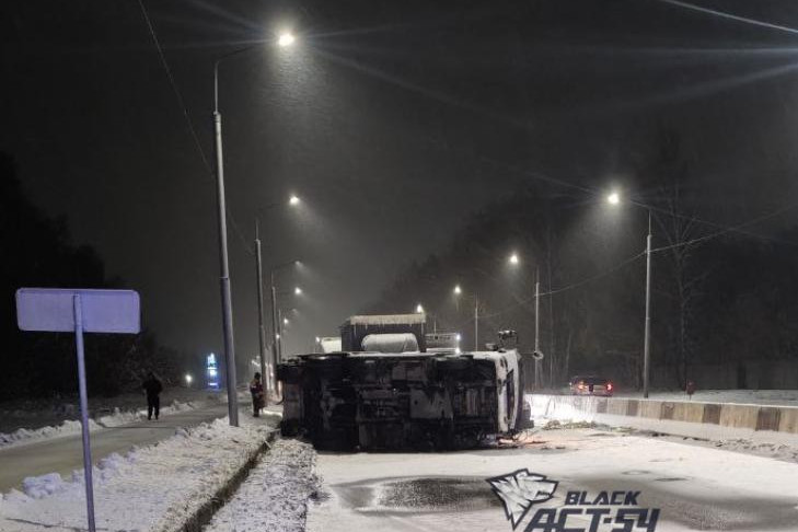 Водитель мусоровоза пострадал в Новосибирске после ДТП у крематория